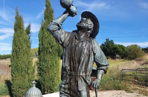 drinking-pilgrim-statue